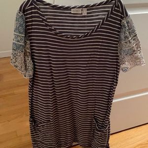 LOGO top like new with pretty sleeves